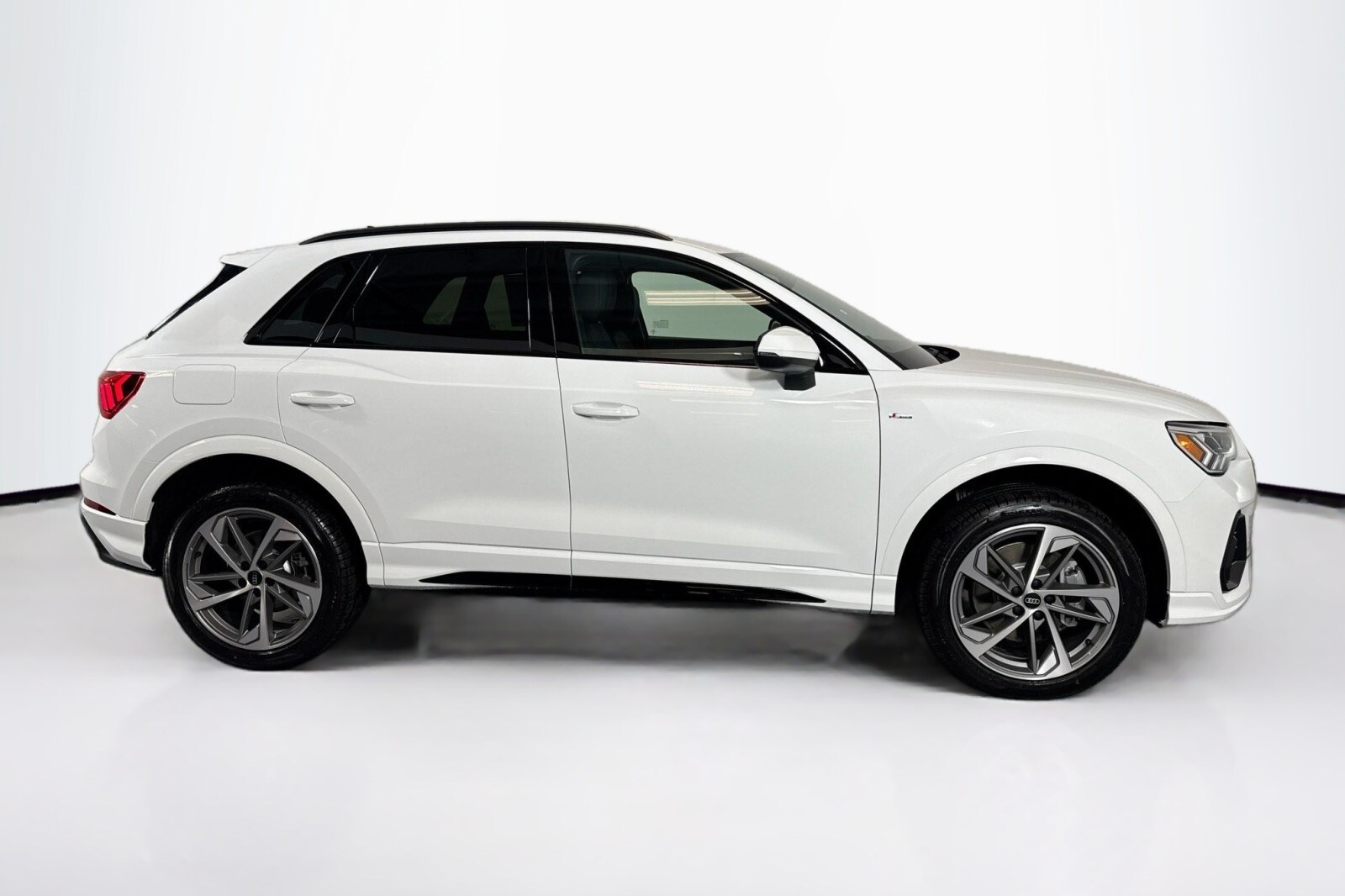 2025 Audi Q3 S line Premium 45 TFSI photo 3