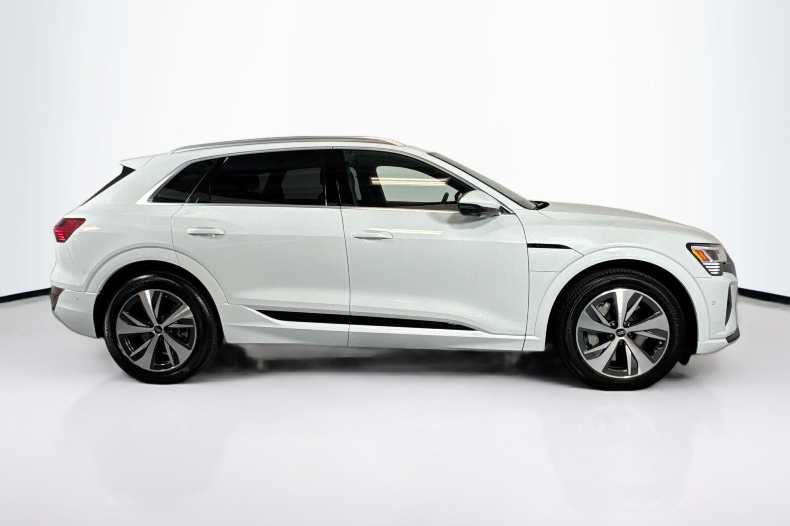 2024 Audi Q8 E-tron Premium Plus photo 4