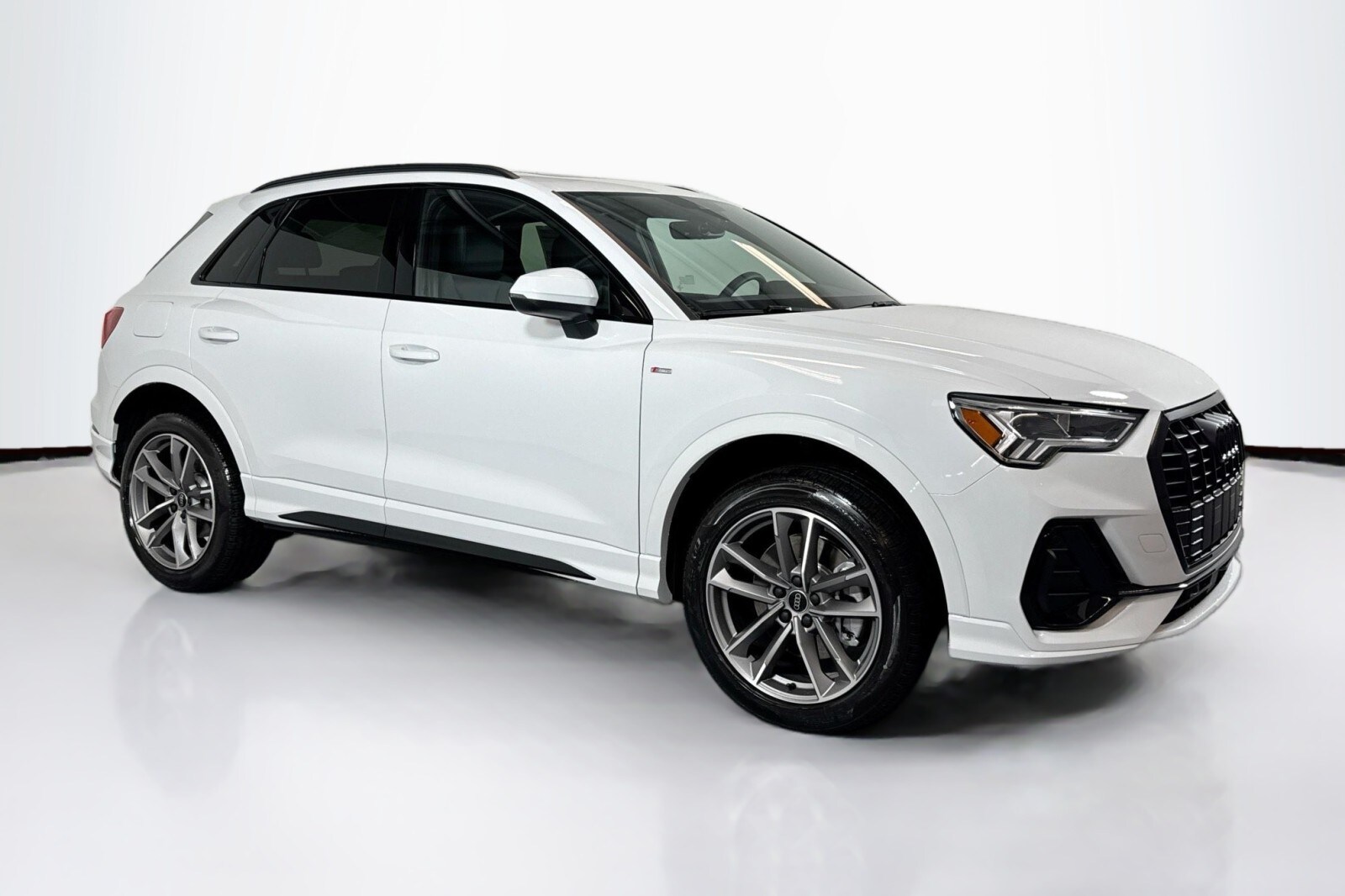 2025 Audi Q3 S line Premium 45 TFSI photo 2