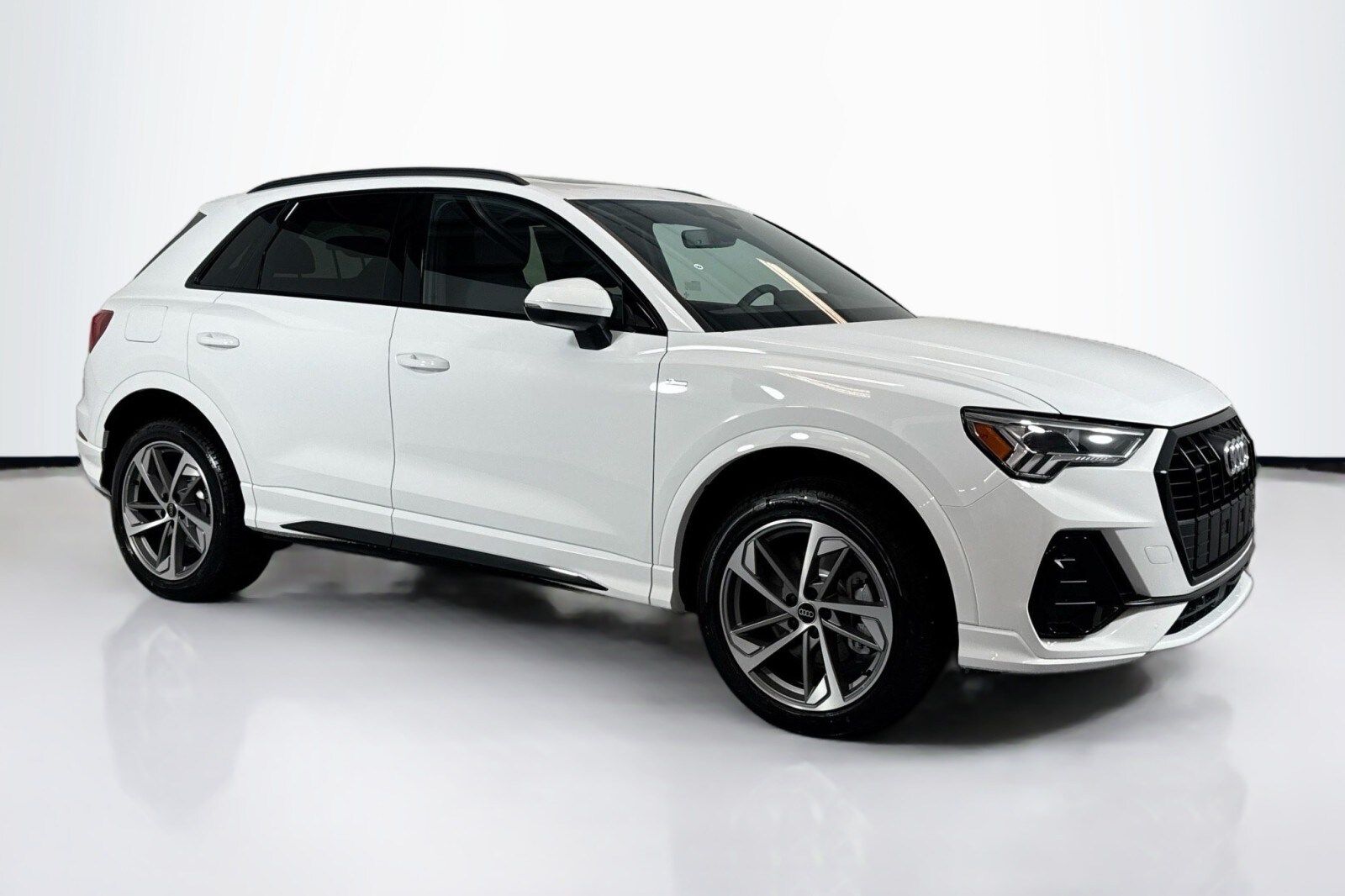 2025 Audi Q3 S line Premium 45 TFSI photo 2