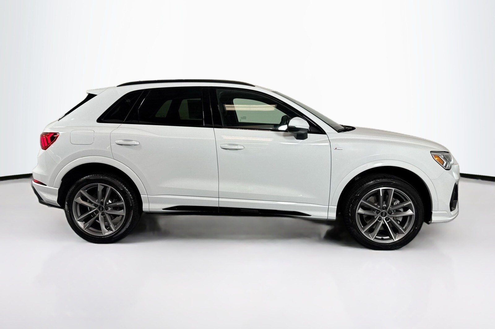 2025 Audi Q3 S line Premium 45 TFSI photo 3