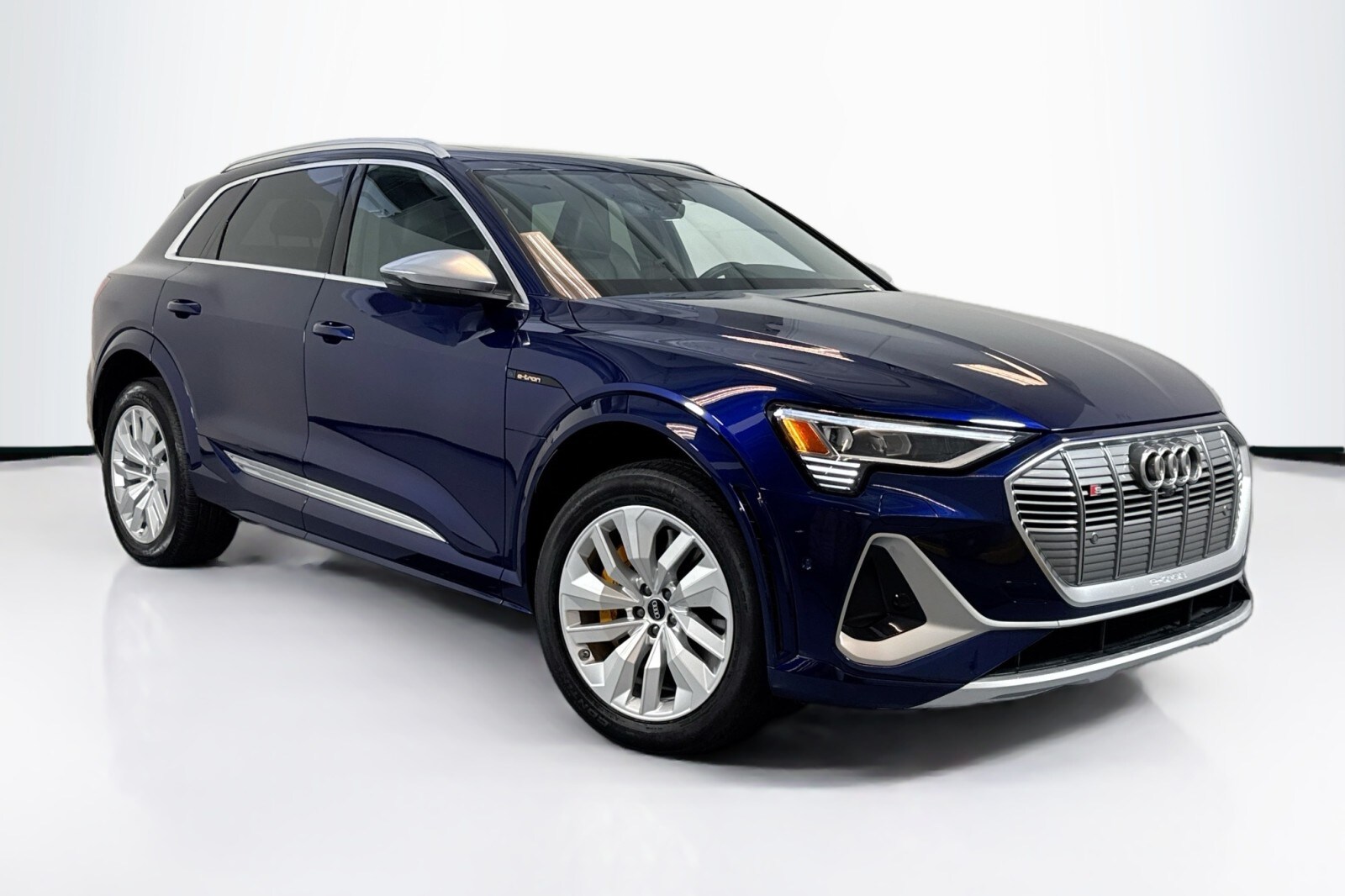 2022 Audi e-tron Premium Plus photo 2
