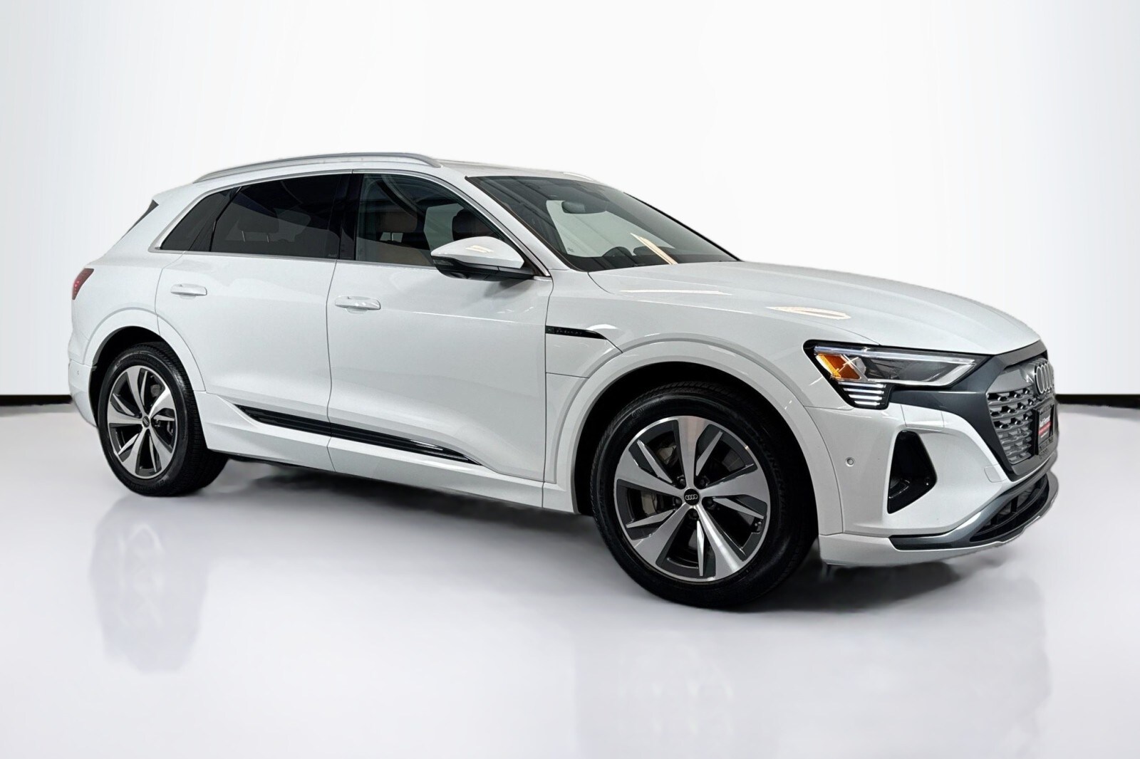 2024 Audi Q8 E-tron Premium Plus photo 3