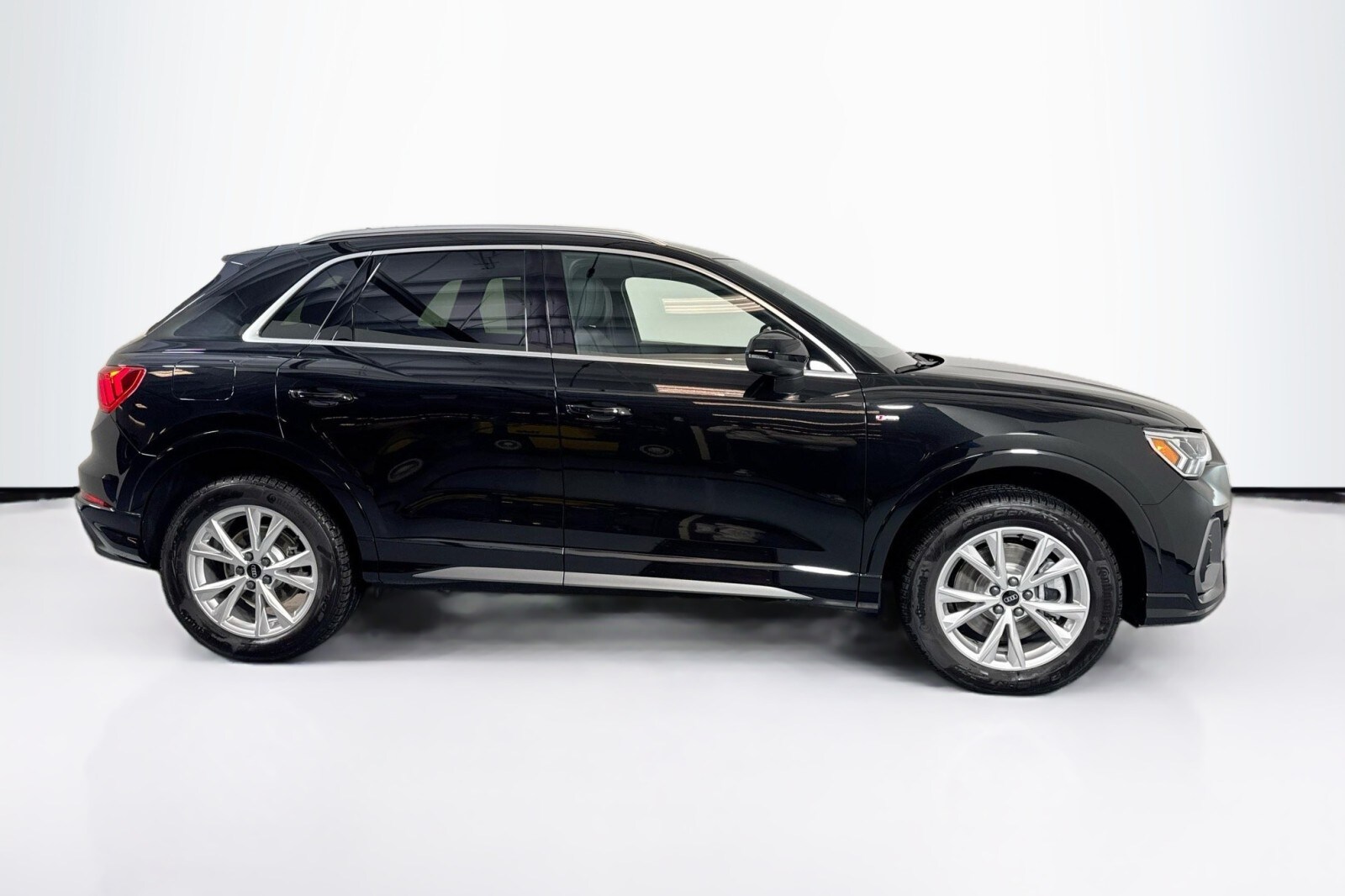 2025 Audi Q3 S line Premium 45 TFSI photo 2