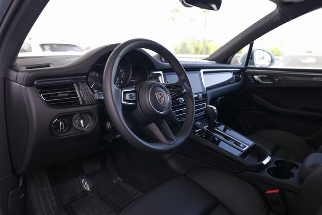 2025 Porsche Macan T photo 3