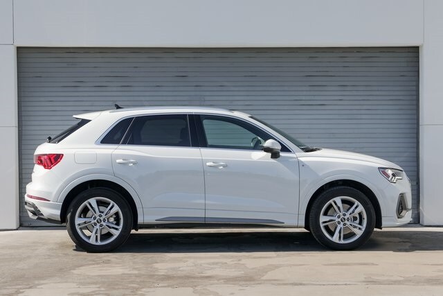 2023 Audi Q3 S line Premium Plus photo 4