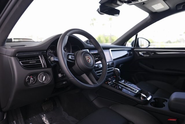 2024 Porsche Macan T photo 3