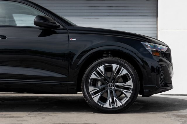 2025 Audi Q8 55 Premium Plus photo 3