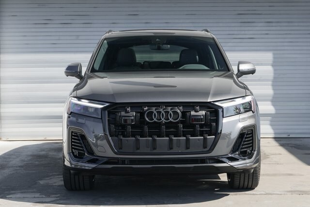 2025 Audi Q7 55 Premium Plus photo 2