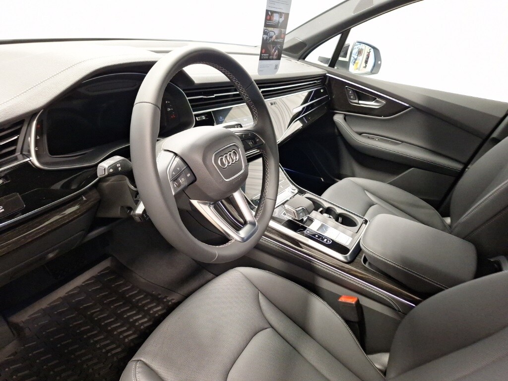 2025 Audi Q7 55 Premium Plus photo 2