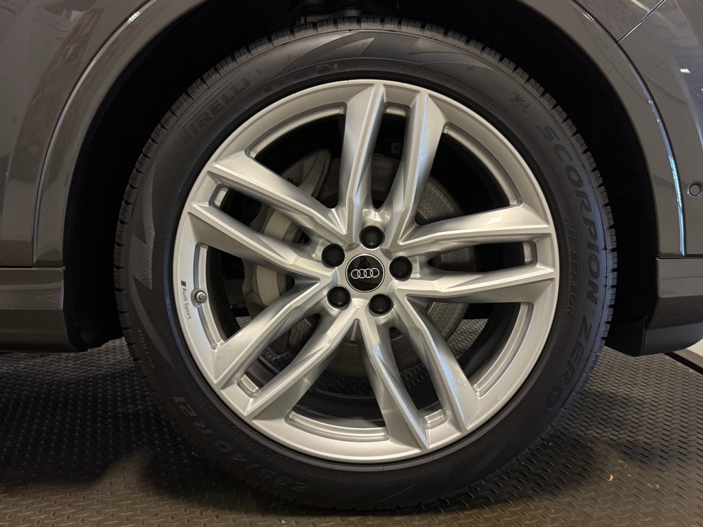 2025 Audi Q7 55 Premium Plus photo 2