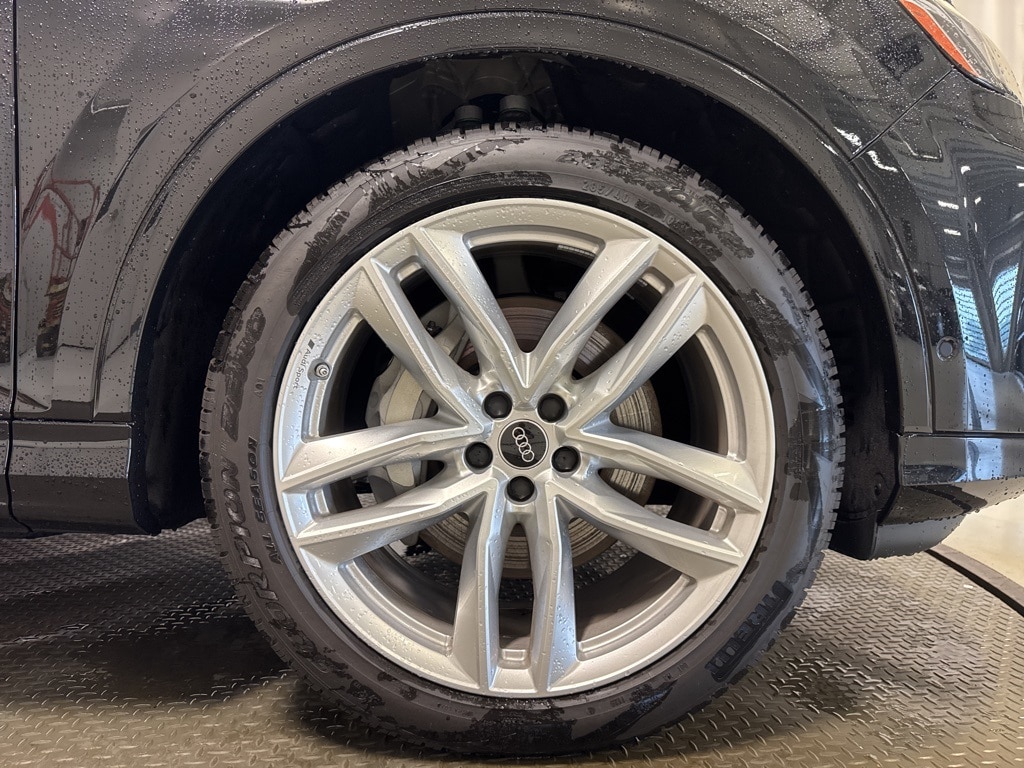 2025 Audi Q7 55 Premium Plus photo 2