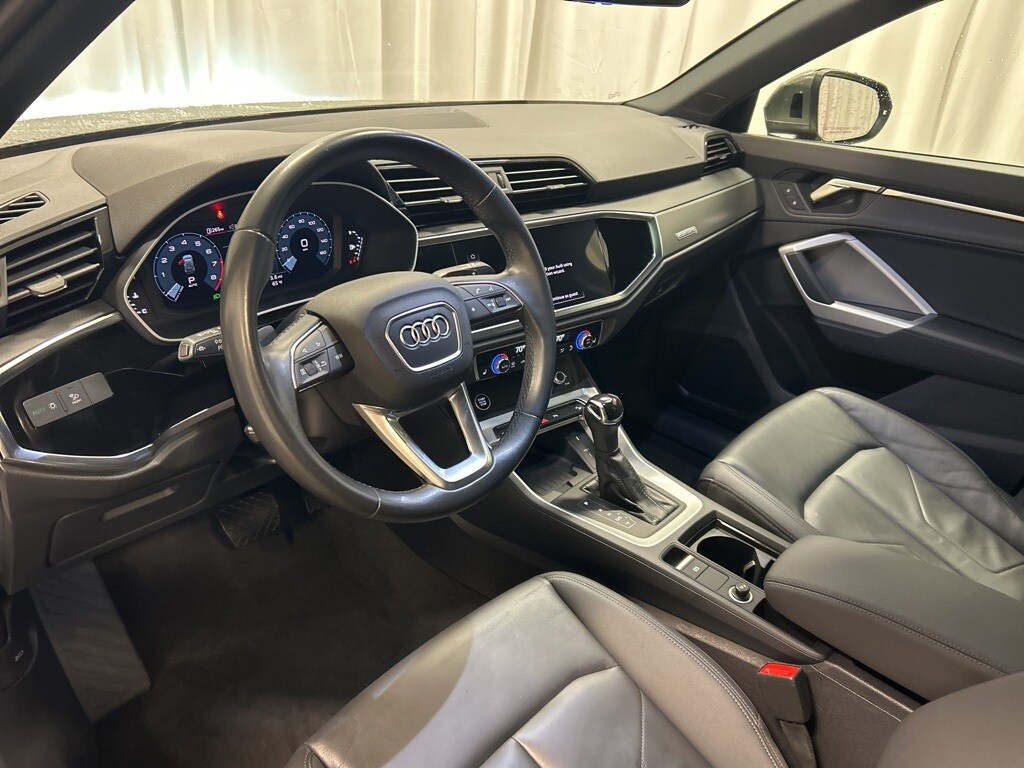 2024 Audi Q3 45 TFSI S line Premium photo 3