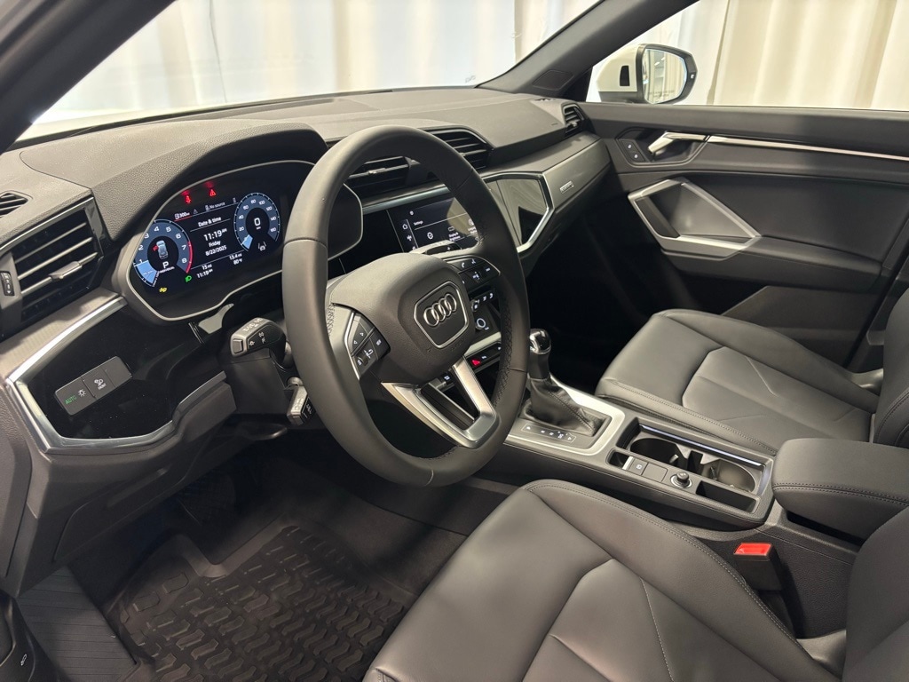 2025 Audi Q3 45 TFSI S line Premium photo 3