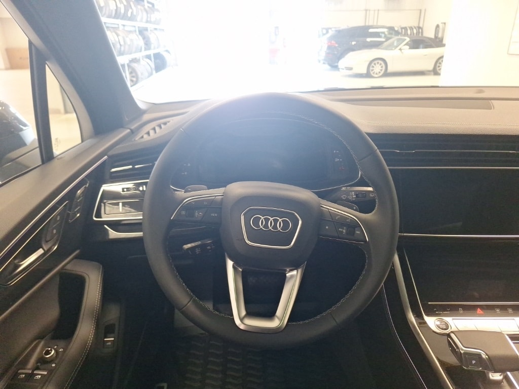 2025 Audi Q7 55 Premium Plus photo 2