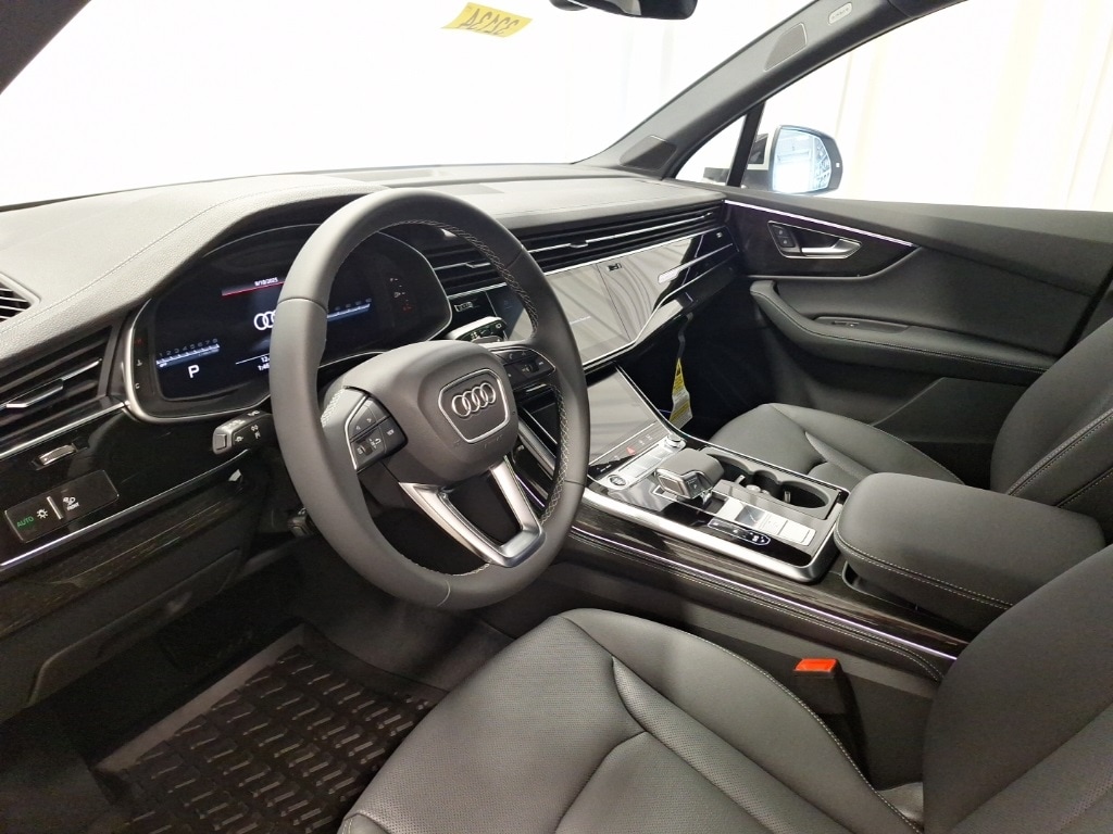 2025 Audi Q7 55 Premium Plus photo 3