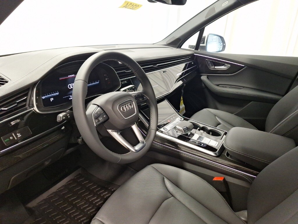 2025 Audi Q7 55 Premium Plus photo 2