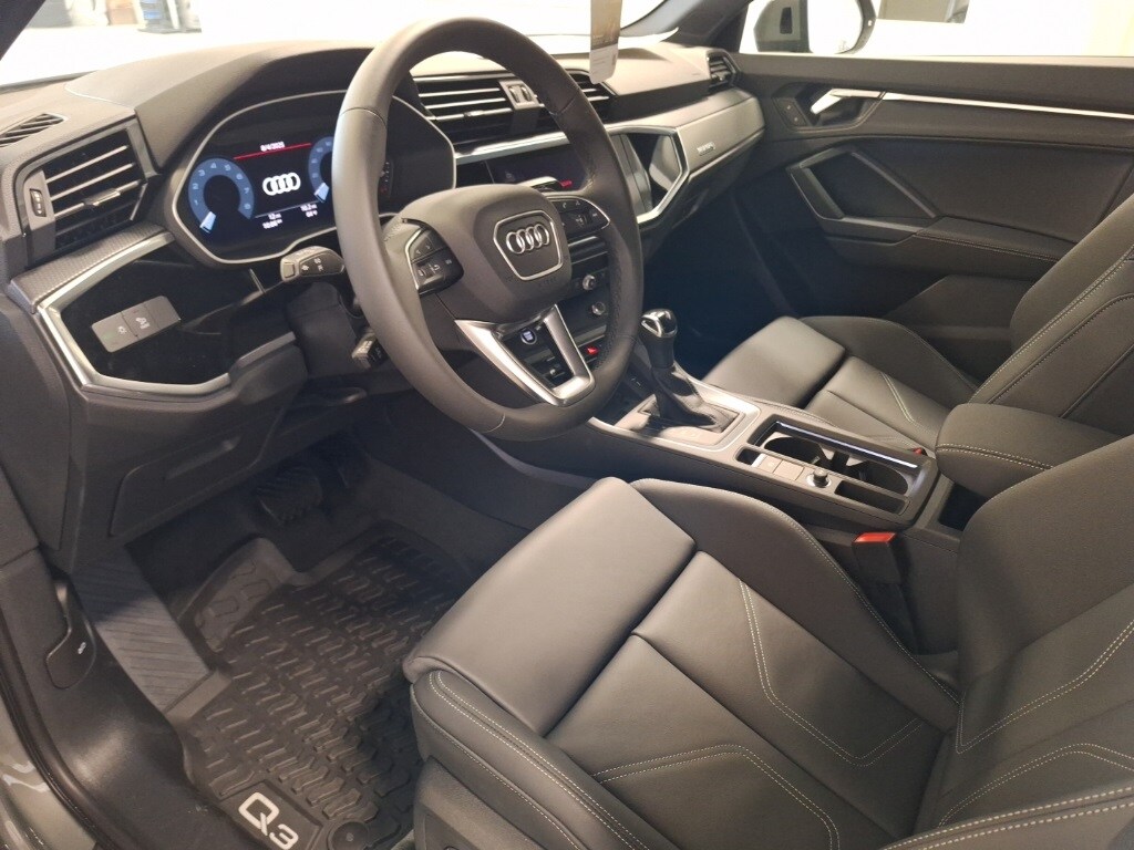 2025 Audi Q3 45 TFSI S line Premium photo 2