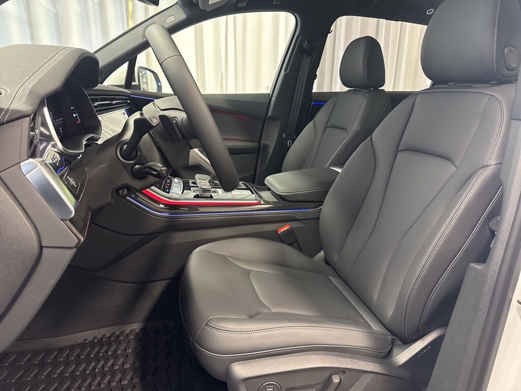 2025 Audi Q7 55 Premium Plus photo 2