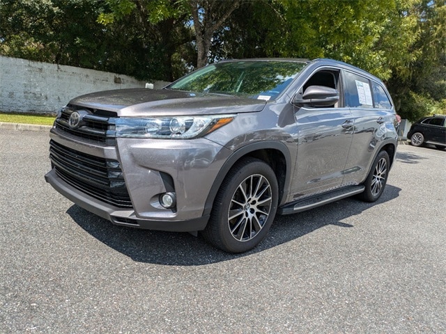 Used 2018 Toyota Highlander SE with VIN 5TDKZRFH3JS539906 for sale in Gainesville, FL