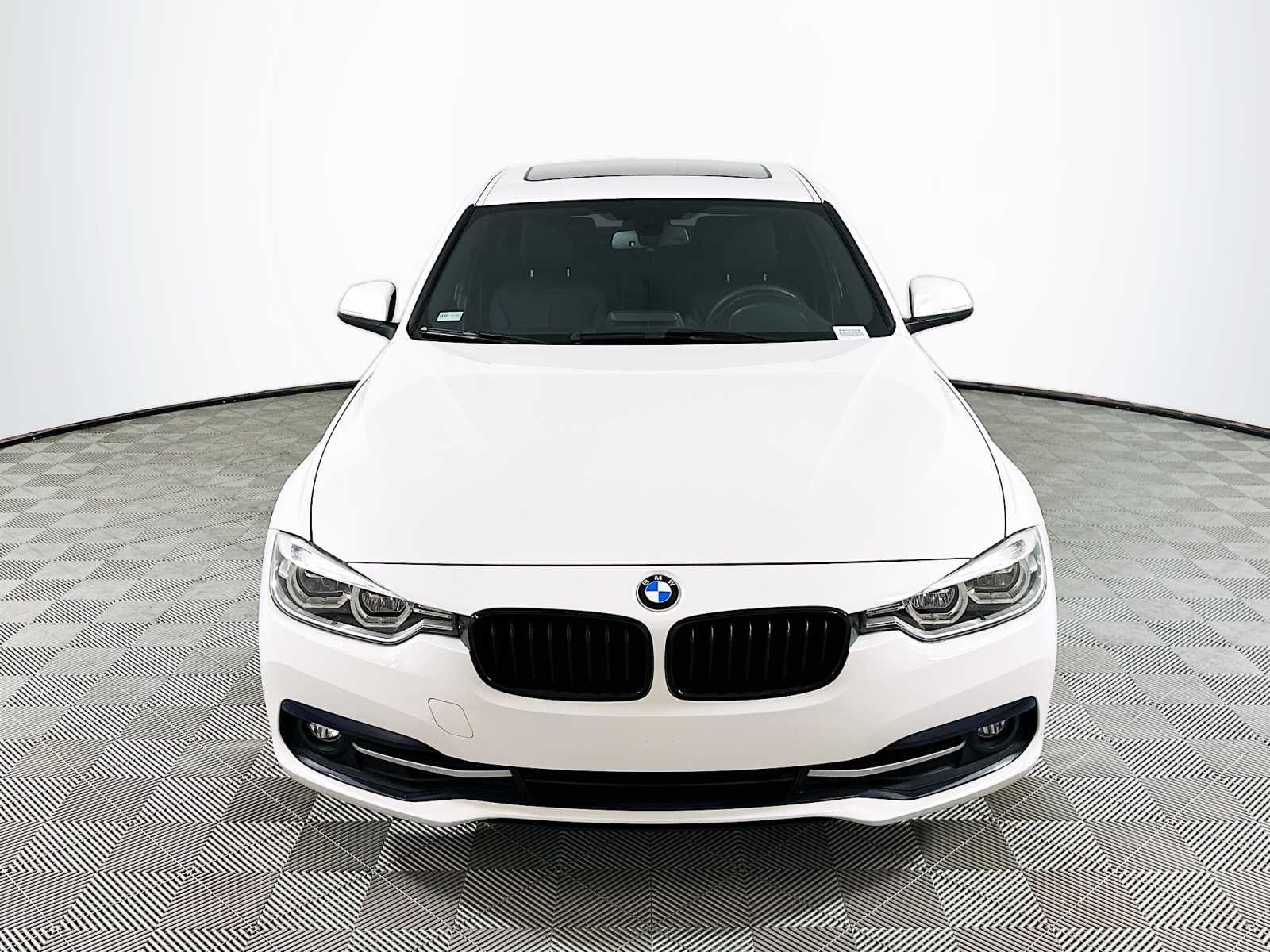 Used 2018 BMW 3 Series 330i with VIN WBA8B9G57JNU98962 for sale in Gilbert, AZ