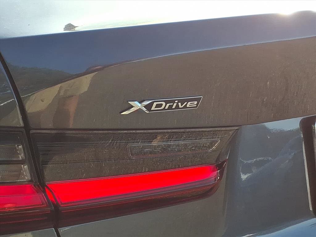 2022 BMW 3 Series 330e - Photo 8