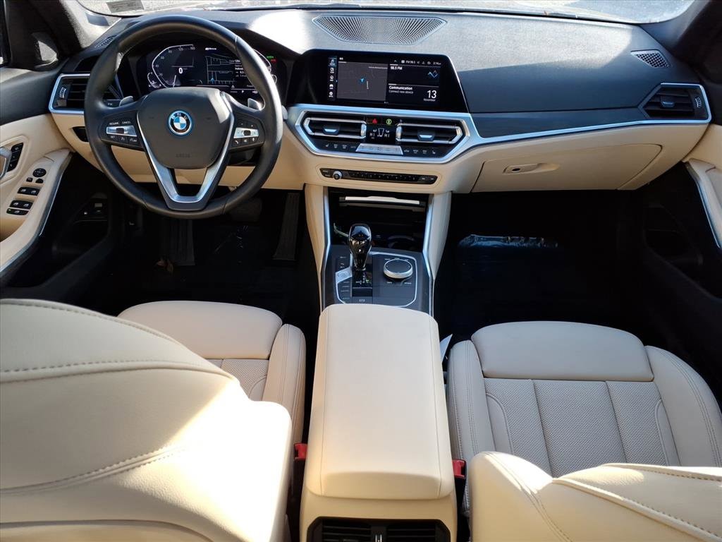 2022 BMW 3 Series 330e - Photo 9