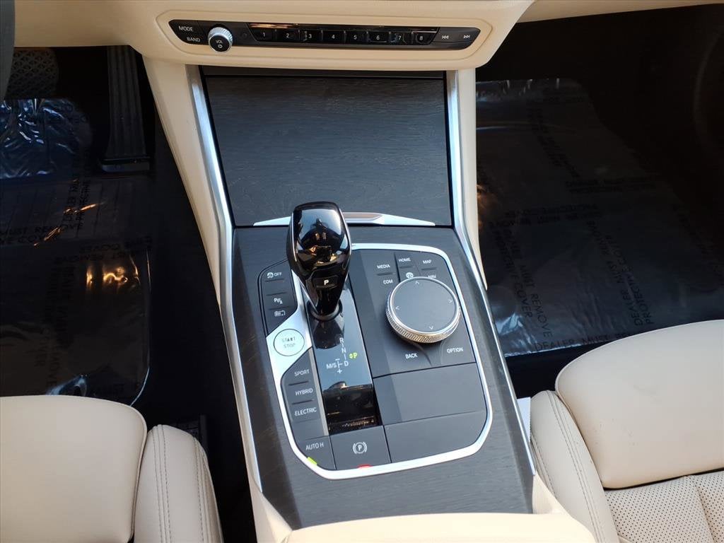 2022 BMW 3 Series 330e - Photo 21