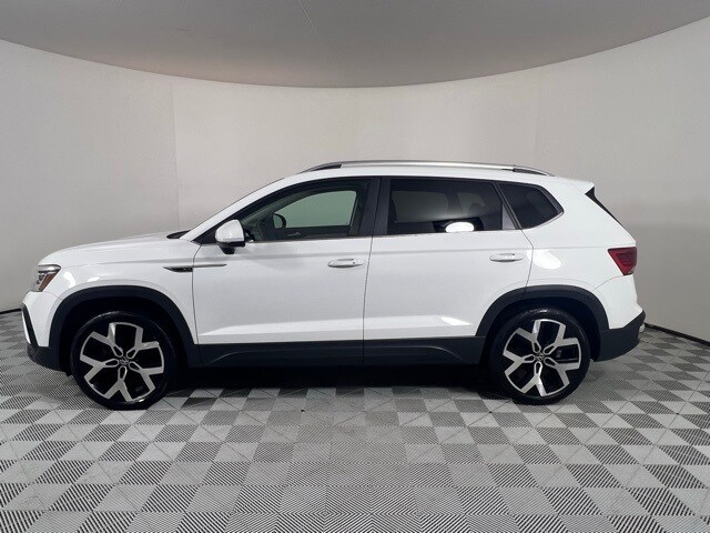 2022 Volkswagen Taos SEL photo 2
