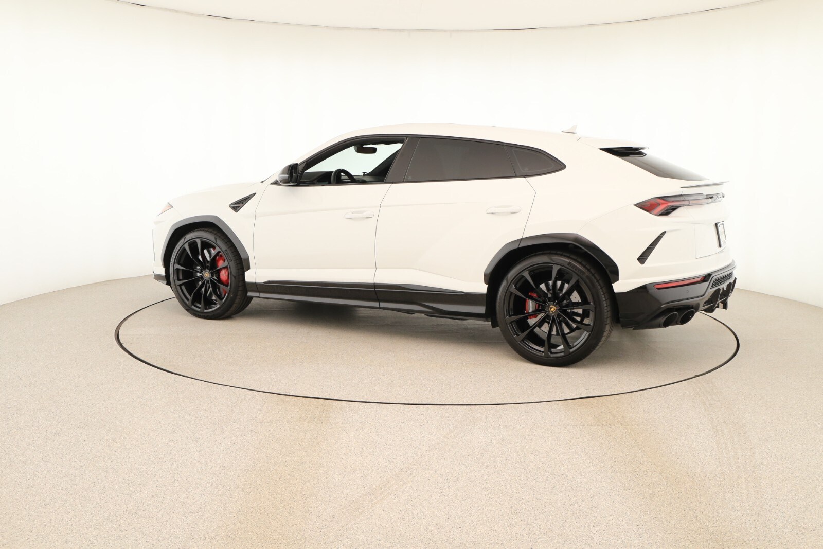 2022 Lamborghini Urus Base photo 3
