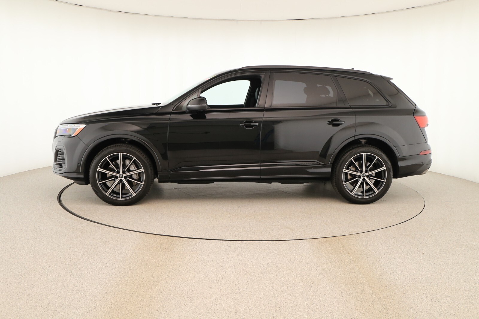 2025 Audi Q7 45 Premium Plus photo 2