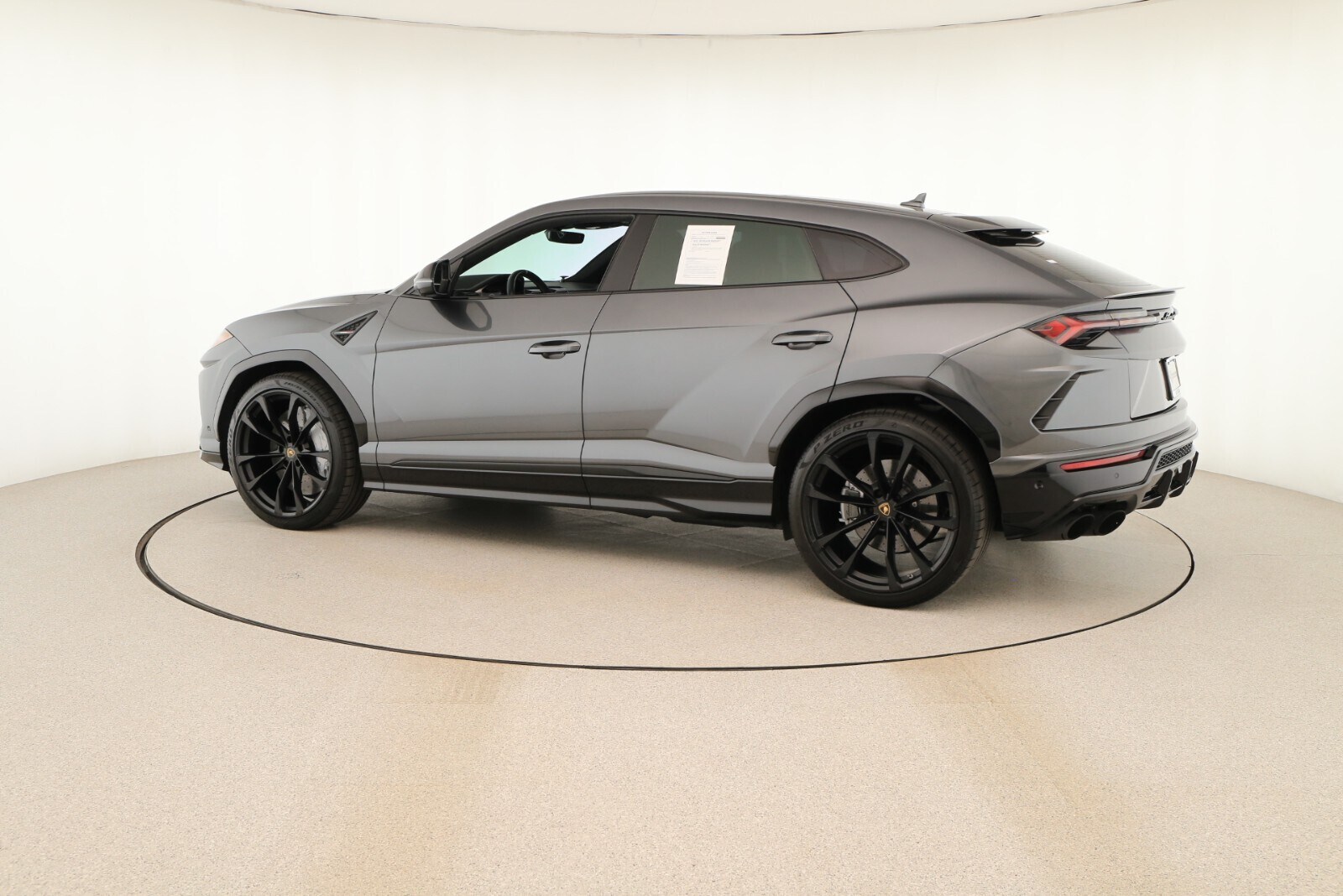 2020 Lamborghini Urus Base photo 3