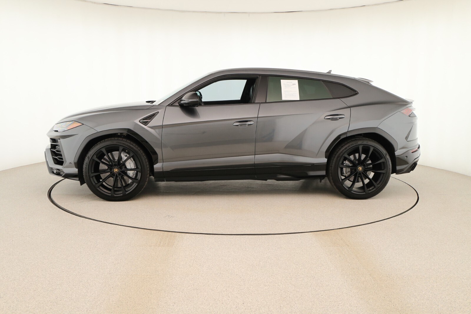 2020 Lamborghini Urus Base photo 2