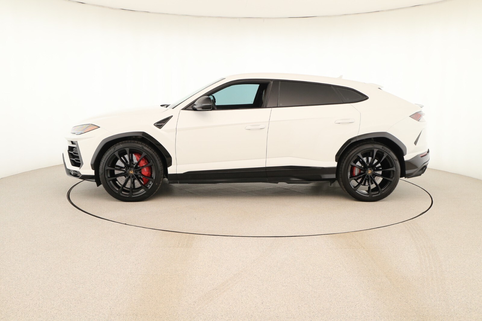 2022 Lamborghini Urus Base photo 2