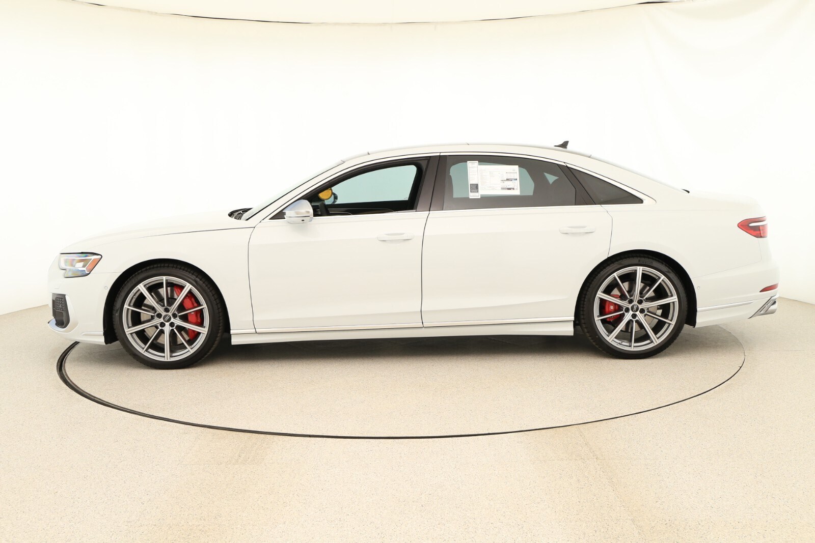 2025 Audi S8 photo 2