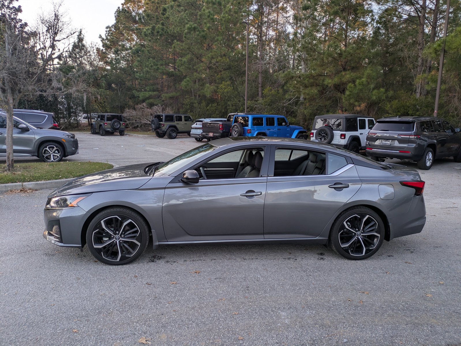 2024 Nissan Altima 2.5 SR photo 3