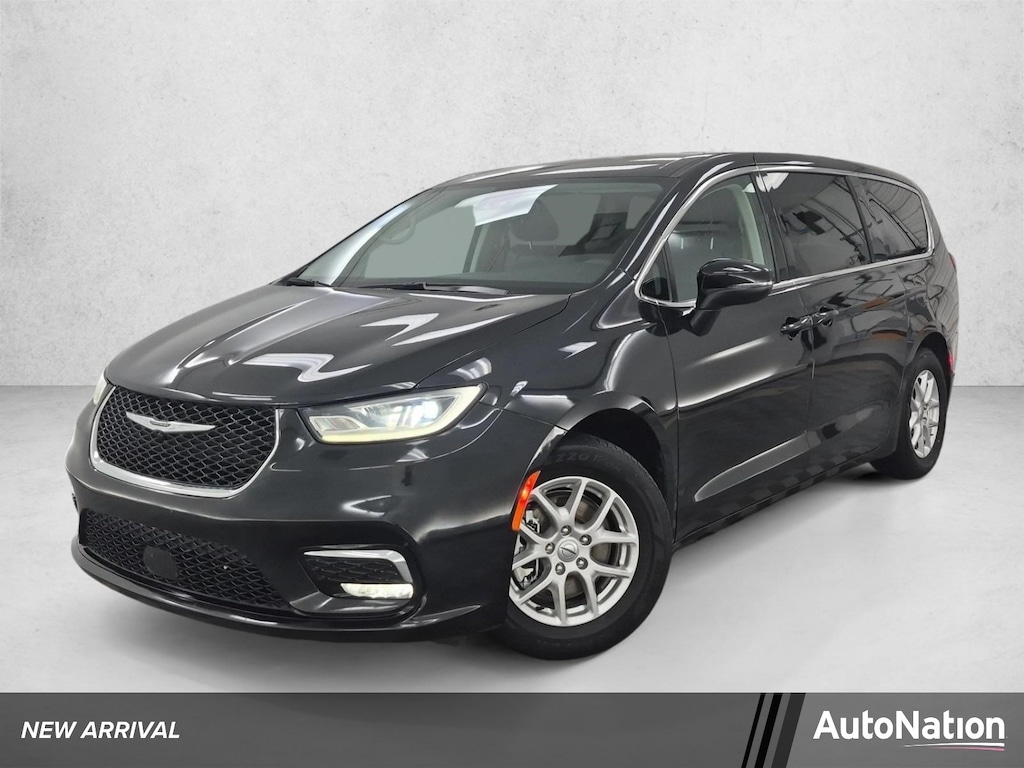 Used 2023 Chrysler Pacifica Touring L Mini-van Passenger