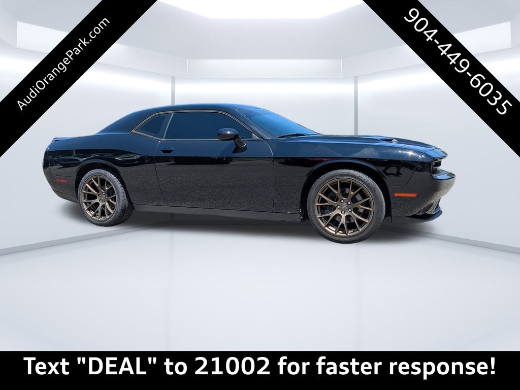 2019 Dodge Challenger SXT photo 2