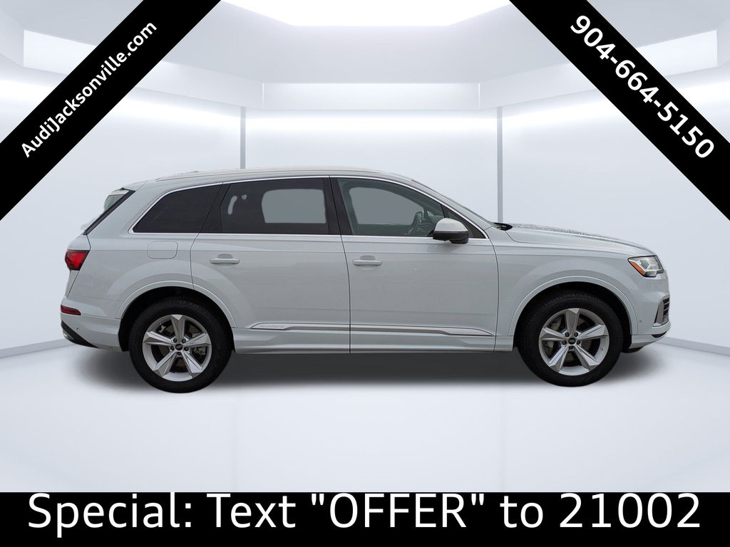 2023 Audi Q7 45 Premium Plus photo 2