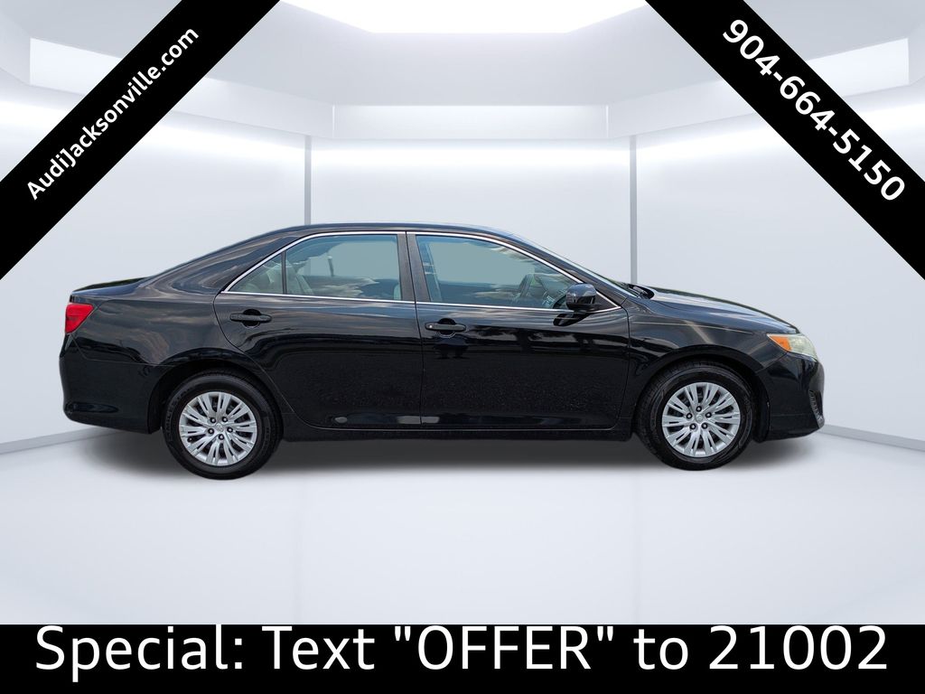 2013 Toyota Camry LE photo 2