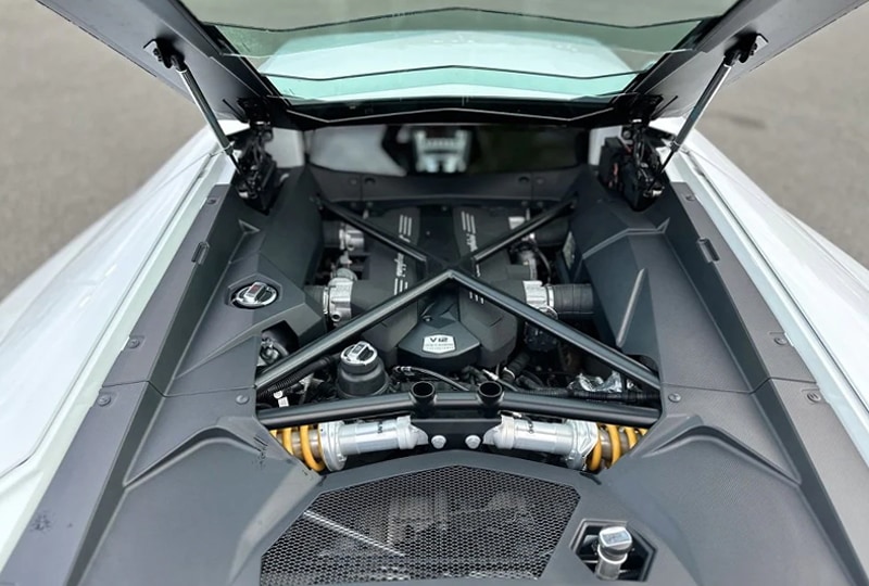 2013 Lamborghini Aventador engine