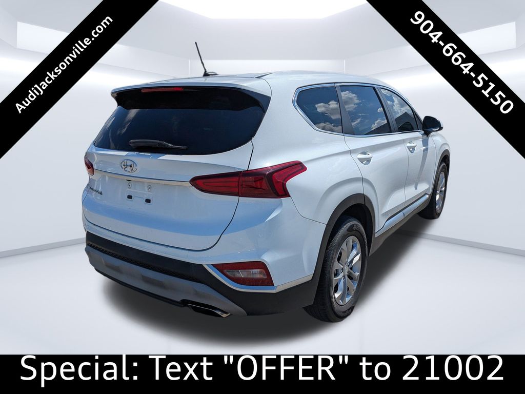 2019 Hyundai Santa Fe SE photo 3