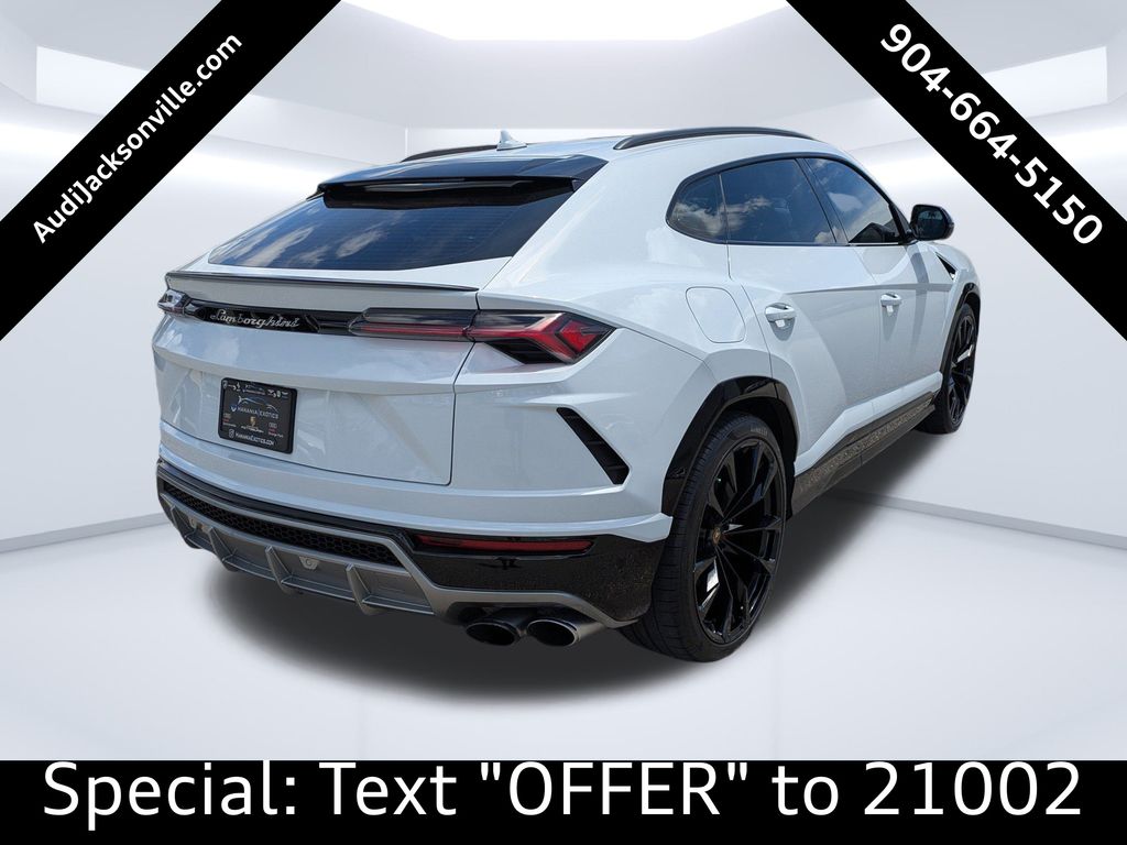2019 Lamborghini Urus Base photo 3