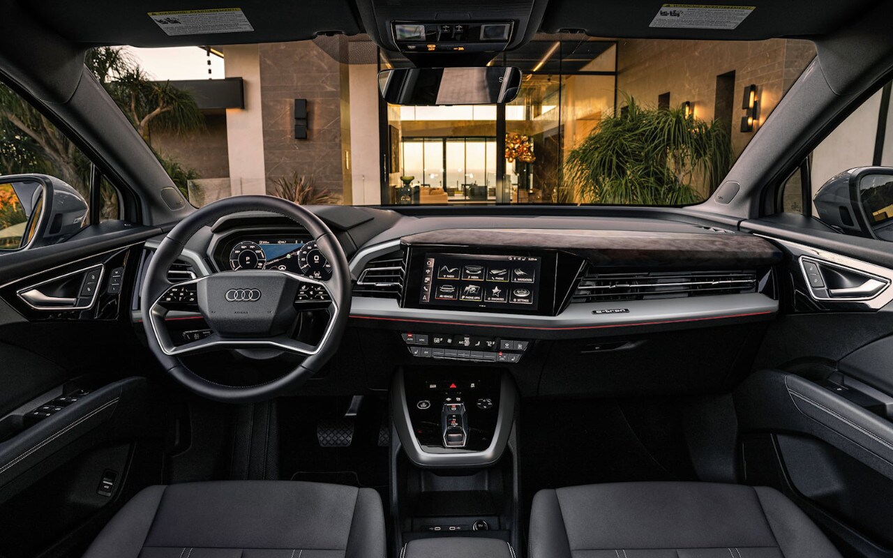 vue de l'habitacle et du tableau de bord d'une Audi Q4 E-tron 2024
