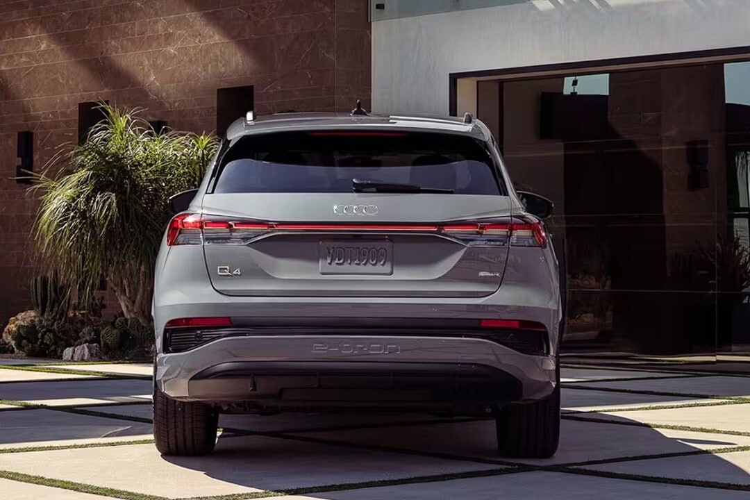 Vue arrière de L'audi Q4 stationné à une maison