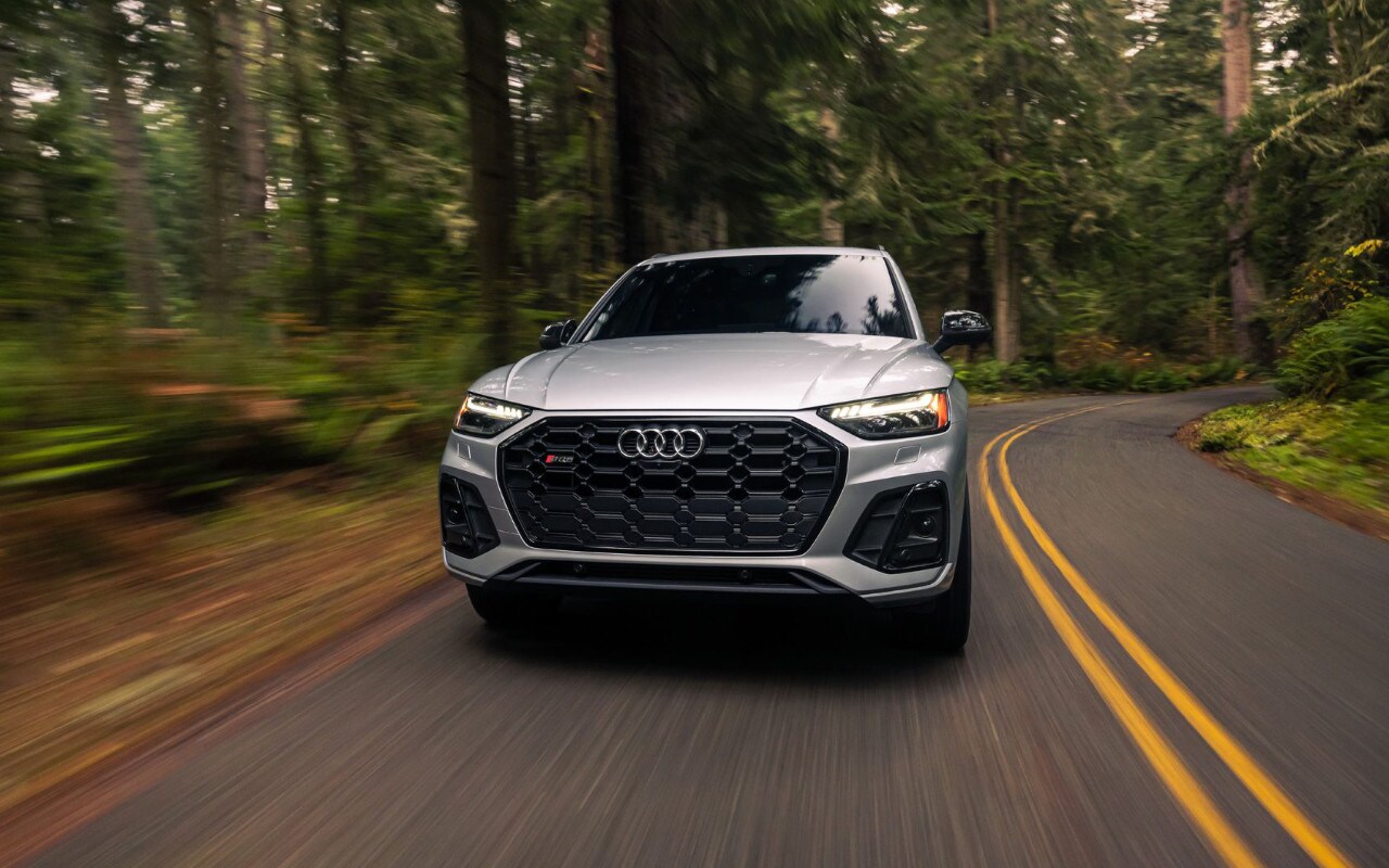 vue frontale d'une Audi SQ5 2024 sur une route en forêt
