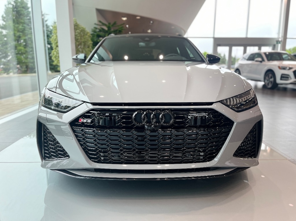 Certified 2023 Audi 4.0T- Échappement Akrapovic- Dynamic Ride- B&O 3D- Roues Vossen Familiale