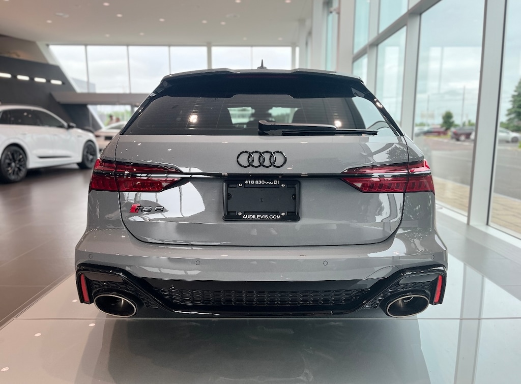 Certified 2023 Audi 4.0T- Échappement Akrapovic- Dynamic Ride- B&O 3D- Roues Vossen Familiale