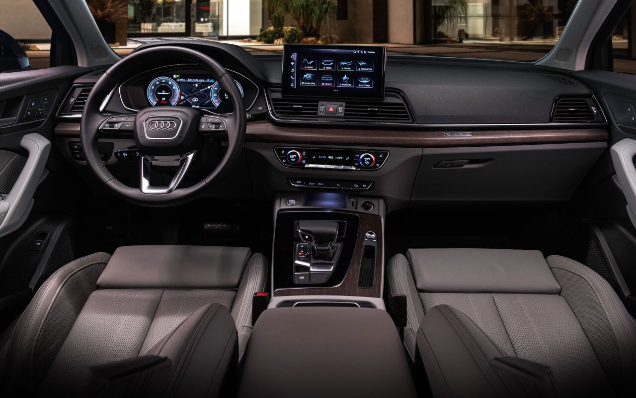 vue de l'habitacle et du tableau de bord d'une Audi Q5 2024