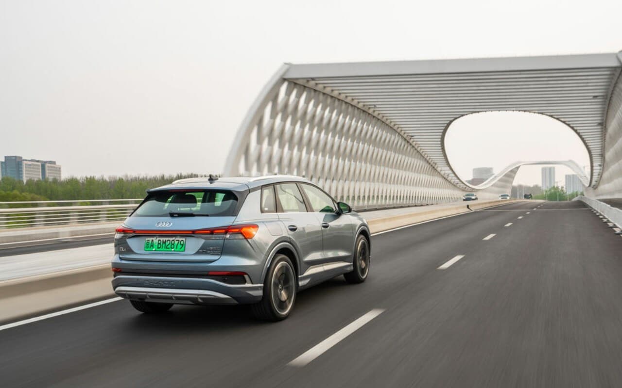 vue latérale arrière d'une Audi Q4 E-tron 2024 sur un pont
